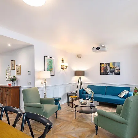 Le Pavillon Ponthieu - Champs-elysees *