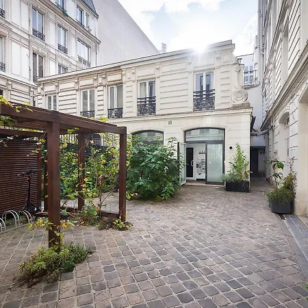 Le Pavillon Ponthieu - Champs-elysees Parijs