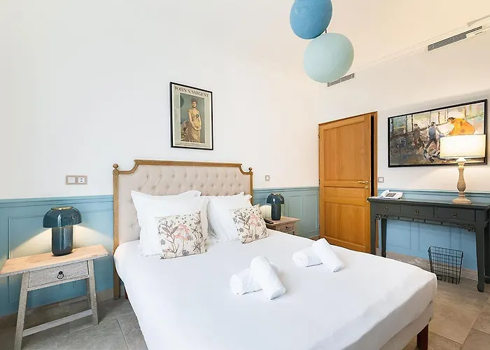 Le Pavillon Ponthieu - Champs-elysees * Paris