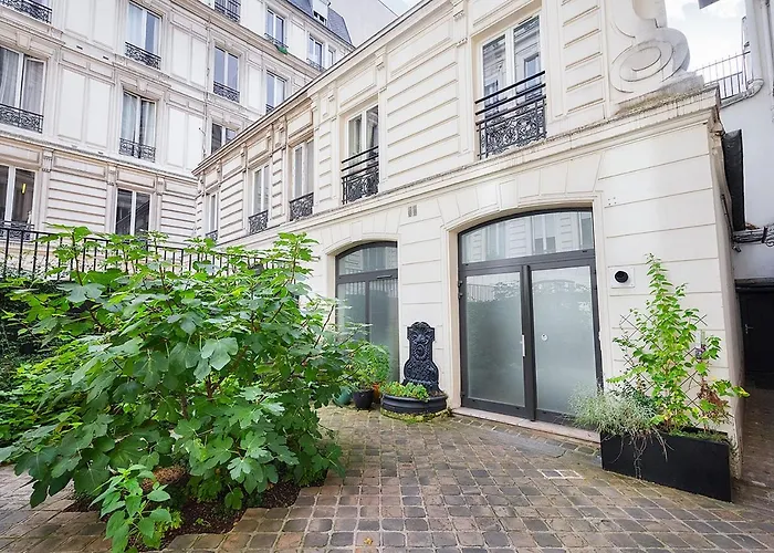 Le Pavillon Ponthieu - Champs-elysees *